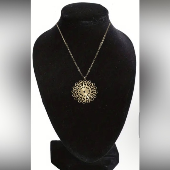 Elegant Gold Pendant Necklace - Picture 1 of 4